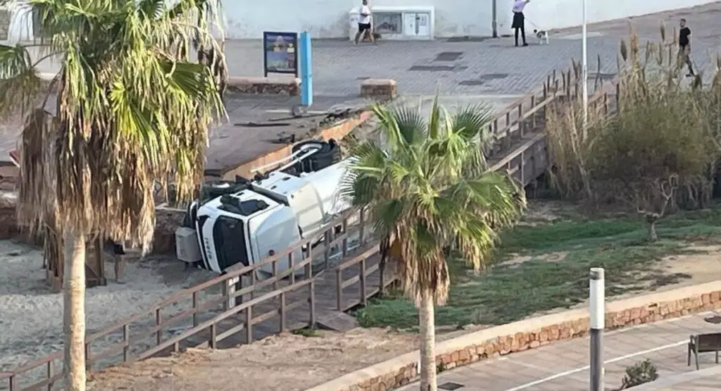 Truck Overturns in Caló des Moro